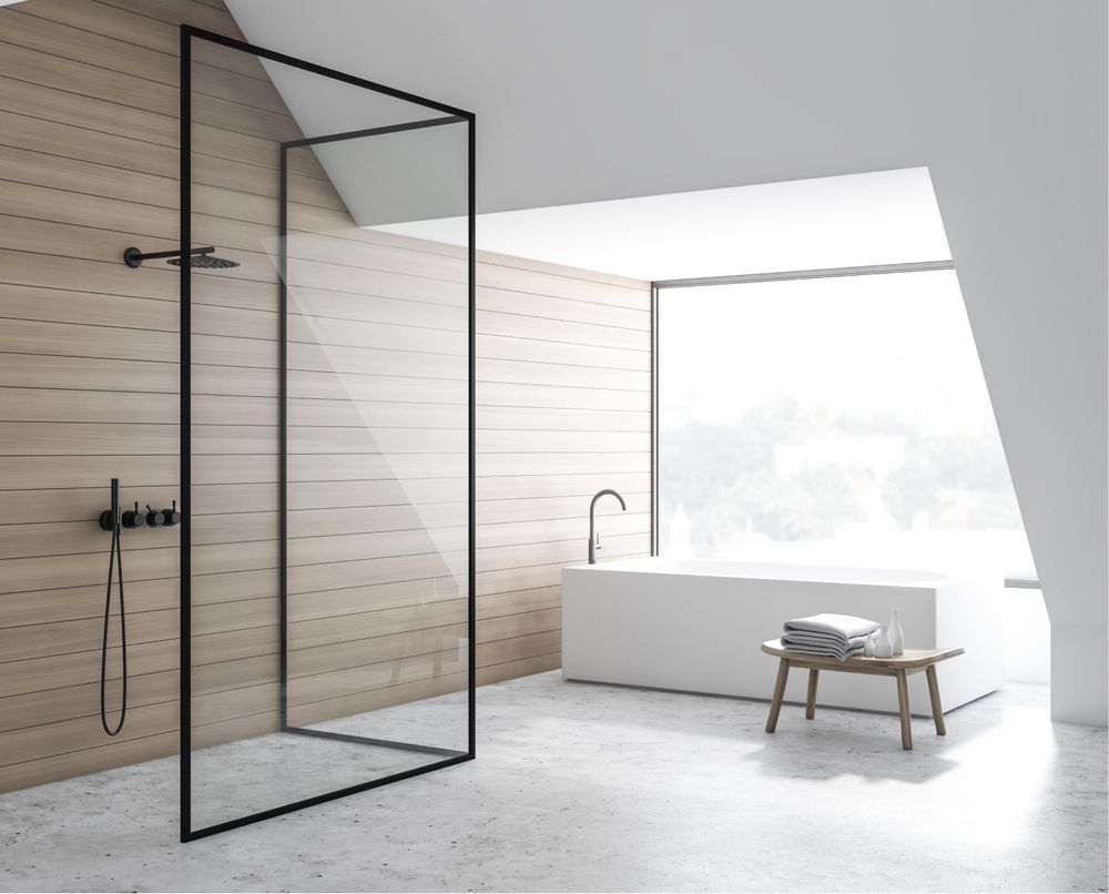 Modernes Badezimmer mit ebenerdiger Dusche, freistehender Badewanne und einem großen Fenster mit Aussicht.